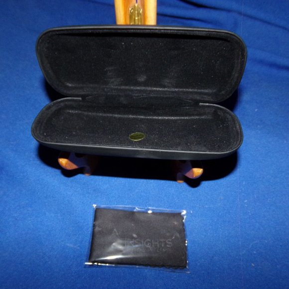 Insights Eyeglasses Case with Cleaning Cloth - black flip-top hardshell - Picture 2 of 6